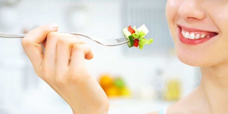 Djevojka jede salatu od povrća, smršaveći na svojoj omiljenoj dijeti