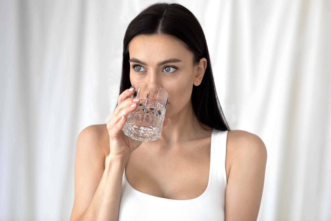 djevojka pije vodu za mršavljenje uz pravilnu prehranu