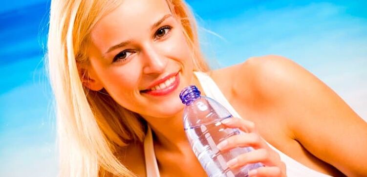 djevojka koja pije vodu na dijeti za piće